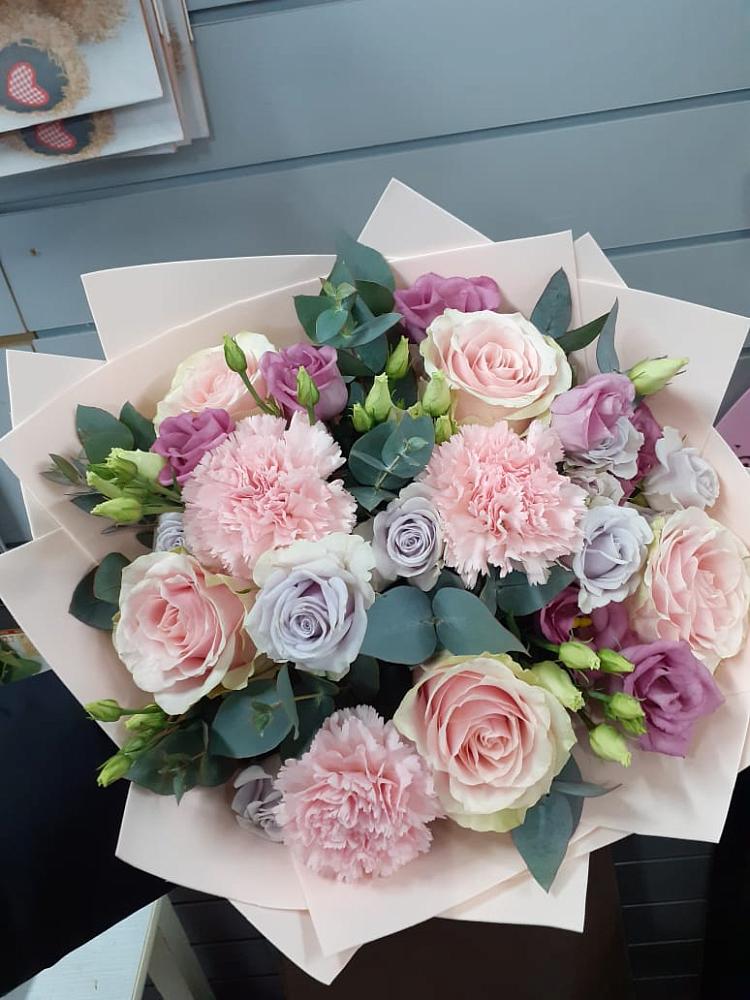 Букет цветов из: Розы, Гвоздики и Лизиантусы в Чистеньком